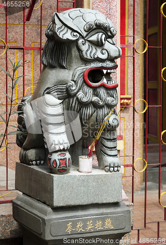 Image of Chinese lion at the entrance of a temple