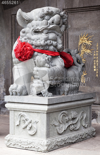 Image of Chinese lion at the entrance of a temple