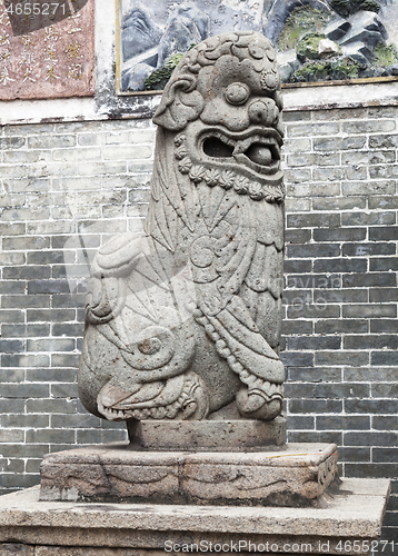 Image of Chinese lion at the entrance of a temple