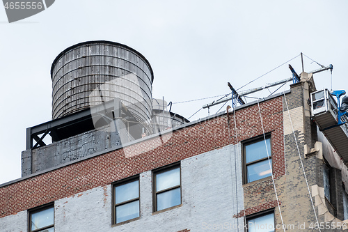 Image of typical water tank on the roof of a building in New York City