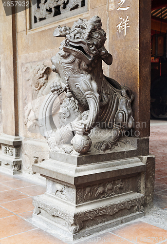 Image of Chinese lion at the entrance of a temple