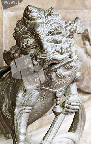 Image of Chinese lion at the entrance of a temple