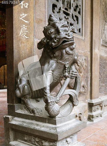 Image of Chinese lion at the entrance of a temple