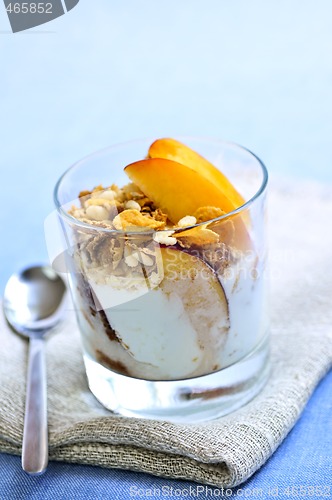 Image of Serving of yogurt and granola