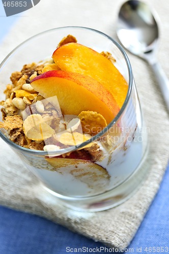 Image of Serving of yogurt and granola