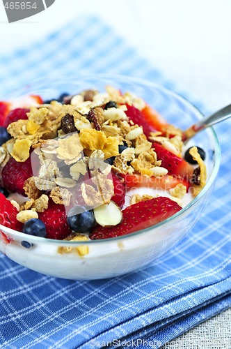 Image of Yogurt with berries and granola