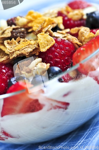 Image of Yogurt with berries and granola