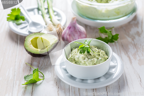 Image of Avocado spread with curd cheese and ingredients