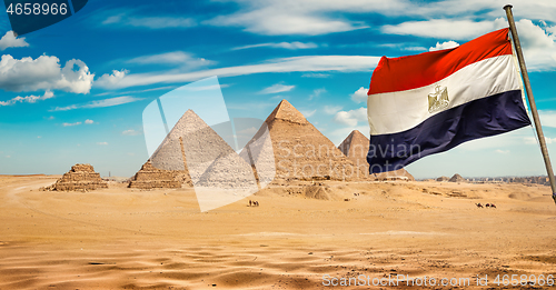 Image of Egyptian flag and pyramids