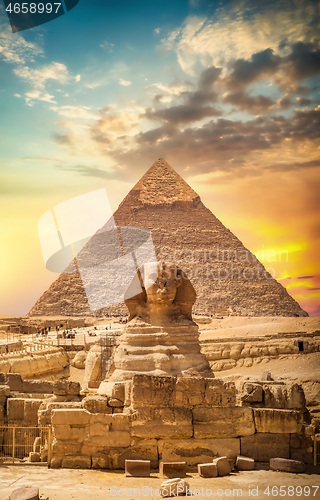 Image of Great sphinx and pyramid