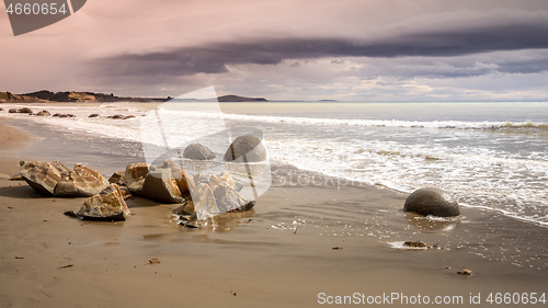 Image of boulders at the beach of Moeraki New Zealand