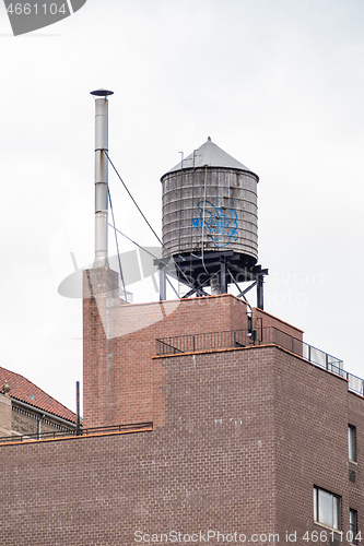 Image of typical water tank on the roof of a building in New York City