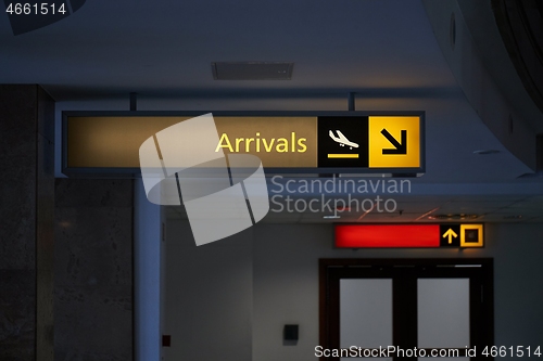 Image of Arrivals airport sign