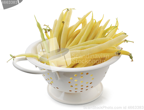 Image of yellow beans in white colander