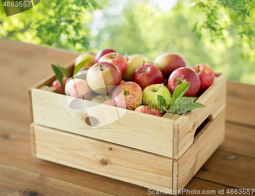 Image of ripe apples in wooden box on table