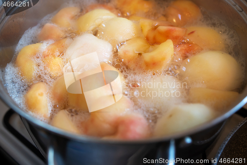 Image of pot of boiling peeled apples