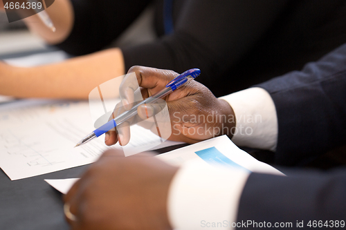 Image of business people at international conference