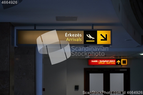 Image of Arrivals airport sign