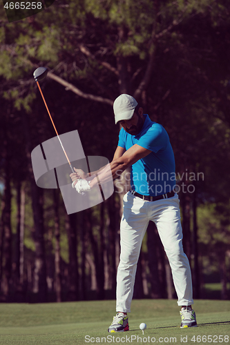 Image of golf player hitting shot