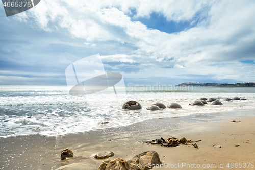 Image of boulders at the beach of Moeraki New Zealand