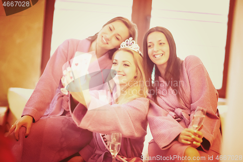 Image of bachelorette party, making selfie