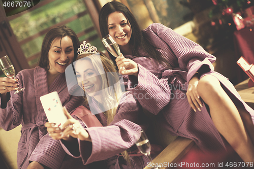 Image of bachelorette party, making selfie