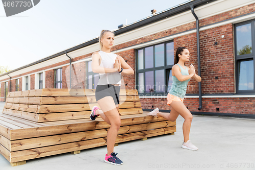 Image of women training and doing single leg squats