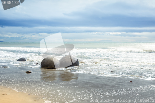 Image of boulders at the beach of Moeraki New Zealand