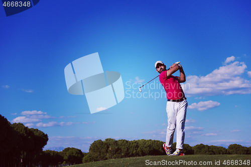 Image of golf player hitting long shot