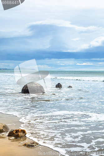 Image of boulders at the beach of Moeraki New Zealand