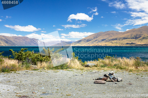 Image of lake Wanaka; New Zealand south island