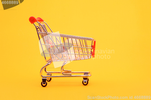 Image of There is a transparent lamp in the grocery cart