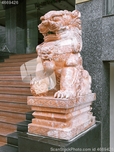 Image of Chinese lion at the entrance of a temple