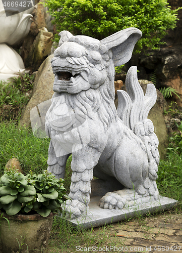 Image of Chinese lion at the entrance of a temple