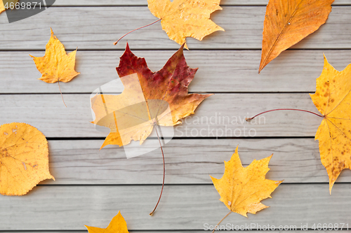 Image of dry fallen autumn leaves on gray wooden boards