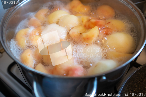 Image of pot of boiling peeled apples