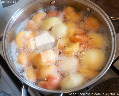 Image of pot of boiling peeled apples