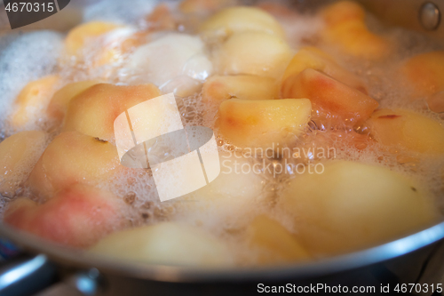 Image of pot of boiling peeled apples