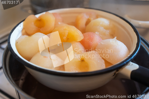 Image of freshly boiled peeled apples