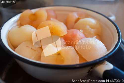 Image of freshly boiled peeled apples