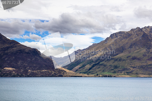 Image of lake Wakatipu in south New Zealand