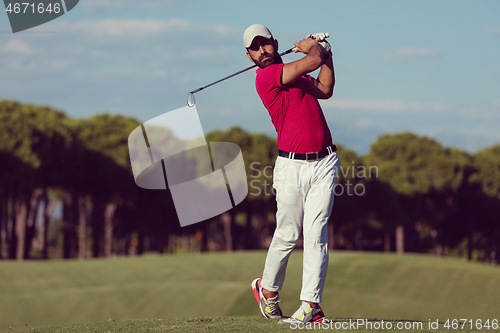 Image of golf player hitting long shot