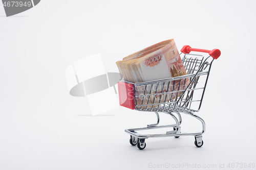 Image of there is a bundle of Russian five-thousandth bills in the grocery cart