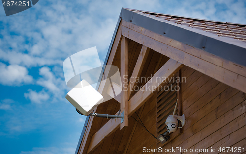 Image of internet antenna on the house