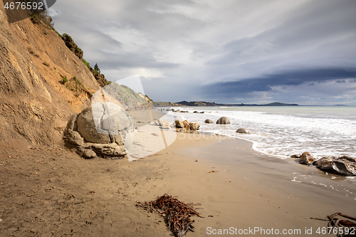 Image of boulders at the beach of Moeraki New Zealand