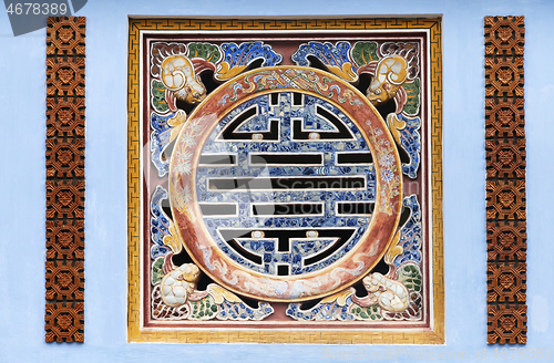 Image of Chinese longevity symbol made of ceramic