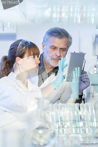 Image of Health care professionals in lab.