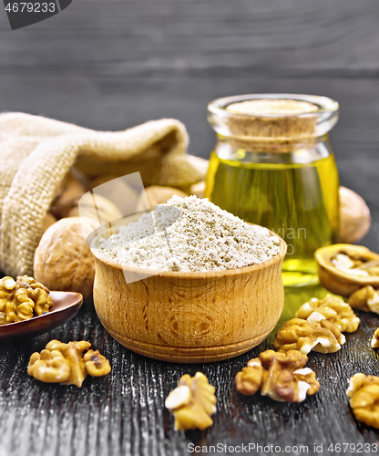 Image of Flour walnut in bowl on wooden board