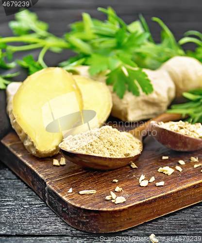 Image of Ginger ground and flakes in spoons on black wooden board