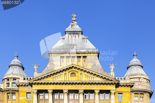 Image of Az Anker building at Deak Ference Square in Budapest